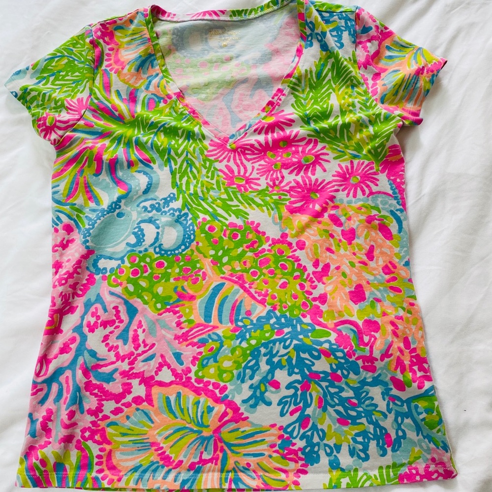 Lilly Pulitzer patterned v neck t shirt